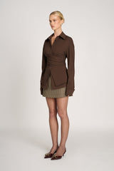 ALBANE | CAMISA ESTRUCTURADA CON DETALLE DRAPEADO
